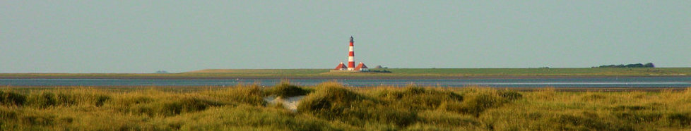 Panoramafoto mit Blick auf den Leuchtturm Westerhever, die Nordsee und das Vorland